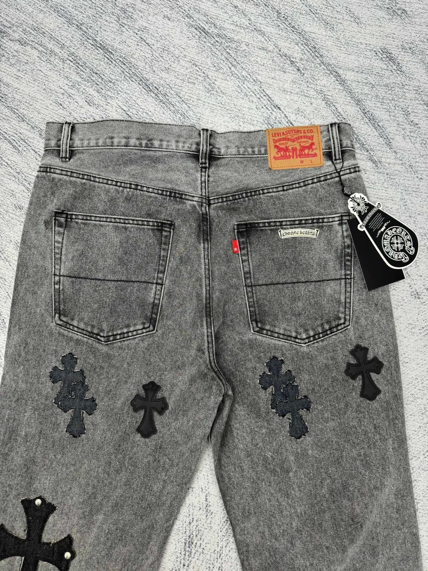 P750 Chrome Heat CH limited flame patch leather jeans Size: 30/32/34/36/38 This jeans is a store VIP limited edition (can only be purchased by store VIPs) and is not an official website model, so it is even rarer. When we got it back, we found that these pants were different from the usual 501 version. These pants were made of CH's own soleplate, not the 501 soleplate. So I can only customize the fabrics myself and rely on various relationships to get the raw material fabrics. The washing process also took dozens of attempts to finally achieve the effect we wanted. This pair of pants uses a total of 35 pieces of leather, all of which are second-layer cowhide. Therefore, whether the material is leather label or wash label, fabric or hardware, the mold needs to be re-opened and the cross must be sewn manually (in order to restore it, it can only be done manually).